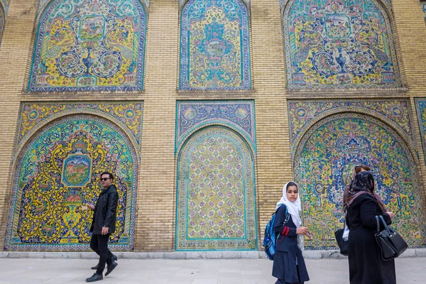 Turister Besöker Historiska Byggnader Golestan Palats Komplex Teheran Iran — Stockfoto