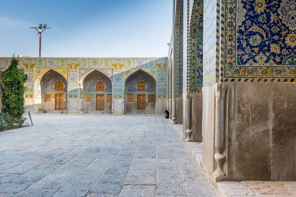 歴史的建造物群で シャー モスクの壁にはペルシャの青瓦が施されており 重要な史跡であるナクシ ジャハーン広場の南側に位置している — ストック写真