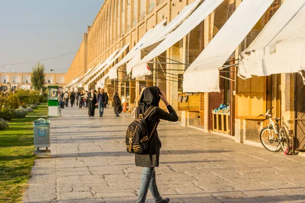 Una Mujer Islámica Vestida Con Hiyab Negro Caminando Para Compras — Foto de Stock