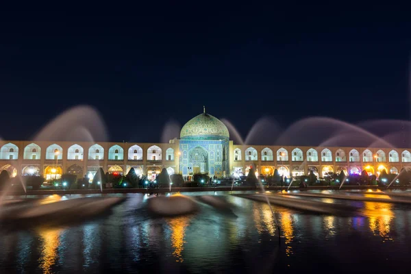 Vista Noturna Mesquita Sheikh Lotf Allah Com Fonte Situada Lado — Fotografia de Stock
