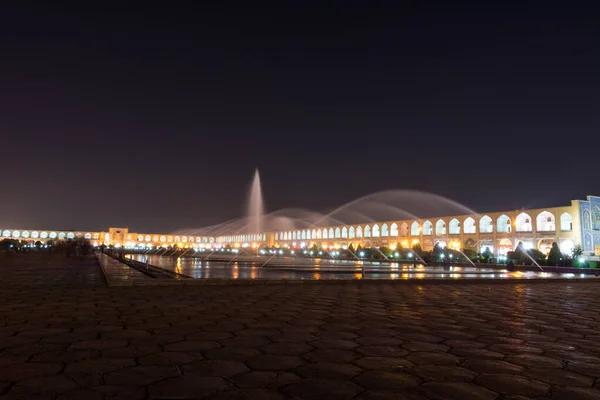 东北方的Naqsh Jahan广场或Imam广场的夜景 与Qeysarie门相连 通向伊斯法罕大巴扎 是伊朗伊斯法罕湖中的喷泉 — 图库照片