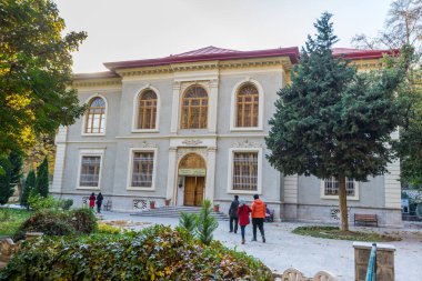 Qajar ve Pahlavi hükümdarları tarafından inşa edilen Sa 'dabad saray kompleksindeki Kraliyet kostüm müzesinin tarihi binasını ziyaret edenler 