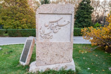 Qajar ve Pahlavi hükümdarları tarafından inşa edilen Sa 'dabad Sarayı' nın önündeki tarihi bina