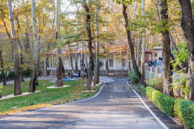 İran 'ın başkenti Shemiran' da yer alan Kazar ve Pahlavi hükümdarları tarafından inşa edilen Farshchian Müzesi Sa 'dabad saray kompleksini ziyaret eden İranlı ziyaretçi.