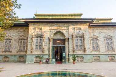 Qajar ve Pahlavi hükümdarları tarafından inşa edilen Sa 'dabad Sarayı Kompleksi' nde yürüyen İranlı ziyaretçinin tarihi sarayı (Şahvand Evi). 