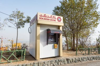 Tahran sakinleri için popüler bir eğlence bölgesi olan Tochal kompleksinin yol kenarındaki İran Turizm Bankası 'nın ATM' si. 