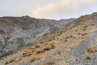 İran 'ın Tahran kentindeki Tochal Dağı' nda sonbaharda kayalar ve kurumuş otlarla kaplı bir kanyon. Tochal Tahran sakinleri için popüler bir eğlence bölgesidir.