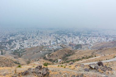 Tahran şehrinin tozu, sisi ve modern binaları ile şehir manzarası, İran Tohal dağını oluşturur. Tochal Tahran sakinleri için popüler bir eğlence bölgesidir.