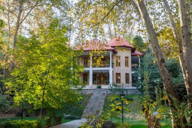 İran 'ın başkenti Shemiran' da bulunan Qajar ve Pahlavi hükümdarları tarafından inşa edilen Sa 'dabad Sarayı' ndaki Prens Bahman Sarayı 'nın tarihi binası.