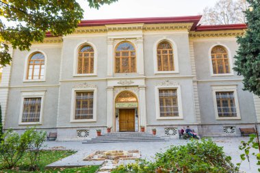 Qajar ve Pahlavi hükümdarları tarafından inşa edilen Sa 'dabad saray kompleksindeki Kraliyet kostüm müzesinin tarihi binasını ziyaret edenler 