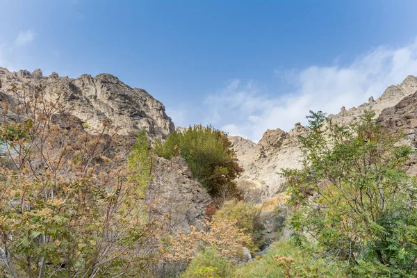 Cerro Montaña Tochal Con Rocas Árboles Otoño Contra Cielo Azul —  Fotos de Stock