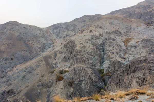 İran 'ın Tahran kentindeki Tochal Dağı' nda sonbaharda kayalar ve kurumuş otlarla kaplı bir kanyon. Tochal Tahran sakinleri için popüler bir eğlence bölgesidir.