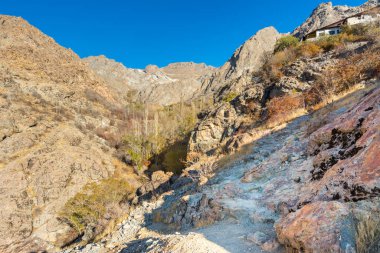 Sonbaharda Darband vadisinde kıraç bir dağ Tochal dağında mavi gökyüzüne karşı. Tahran sakinleri için popüler bir eğlence bölgesi