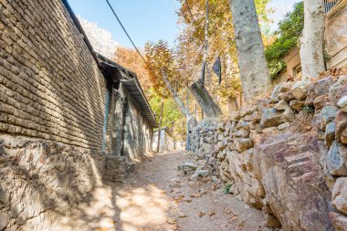 Sonbaharda Darband Vadisi 'ndeki Stone Caddesi' nden Tochal Dağı 'na. Tahran sakinleri için popüler bir eğlence bölgesi