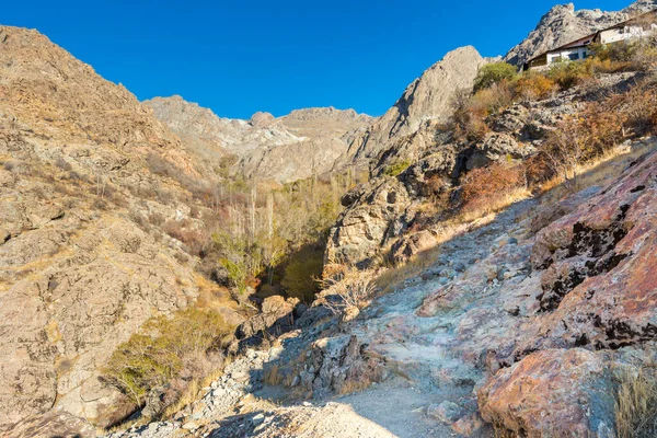 Sonbaharda Darband vadisinde kıraç bir dağ Tochal dağında mavi gökyüzüne karşı. Tahran sakinleri için popüler bir eğlence bölgesi