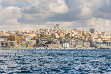 İstanbul 'da antik ve modern yapılara sahip Altın Boynuz şehri. Güneşli bir günde İstanbul Boğazı' ndan gökyüzü bulutlu.