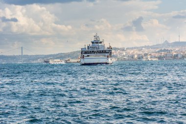 Güneşli bir günde İstanbul, İstanbul ve Türkiye 'nin arka plan bulutlu gökyüzü ile İstanbul Boğazı' nda turist gezisi