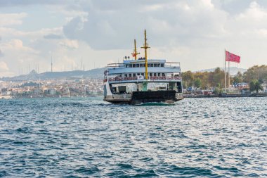 Güneşli bir günde İstanbul, İstanbul ve Türkiye 'nin arka plan bulutlu gökyüzü ile İstanbul Boğazı' nda turist gezisi