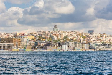 İstanbul 'da antik ve modern yapılara sahip Altın Boynuz şehri. Güneşli bir günde İstanbul Boğazı' ndan gökyüzü bulutlu.