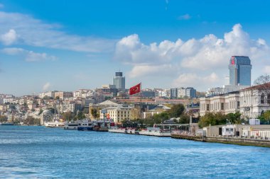 İstanbul 'da antik ve modern yapılara sahip Altın Boynuz şehri. Güneşli bir günde İstanbul Boğazı' ndan gökyüzü bulutlu.