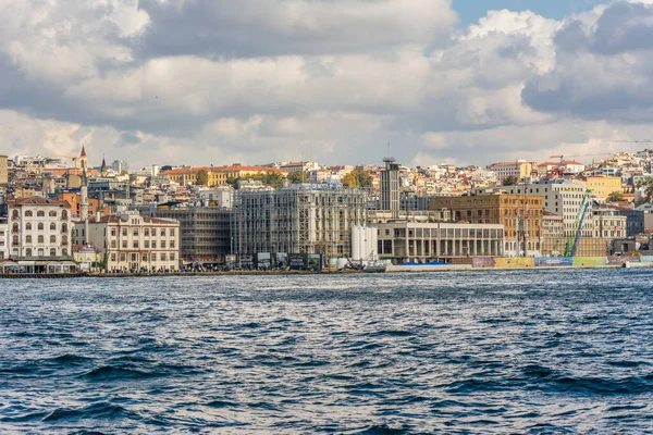 İstanbul 'da antik ve modern yapılara sahip Altın Boynuz şehri. Güneşli bir günde İstanbul Boğazı' ndan gökyüzü bulutlu.