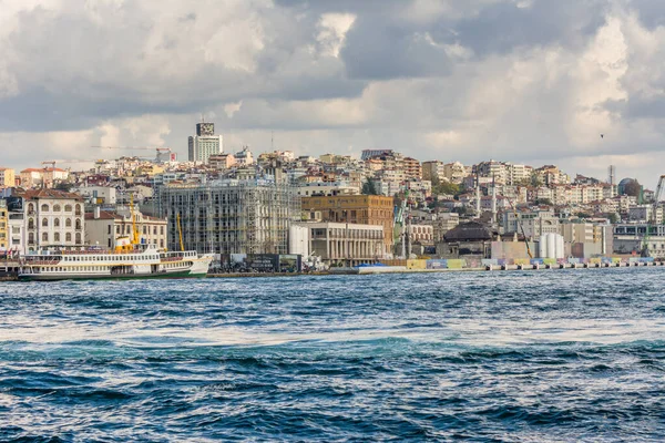 Cityscape Golden Horn Starobylými Moderními Budovami Istanbulu Turecko Úžiny Bosforus — Stock fotografie