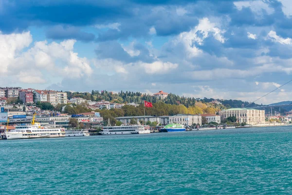 Edifici Moderni Lungo Stretto Del Bosforo Istanbul Turchia Traghetto Una — Foto Stock
