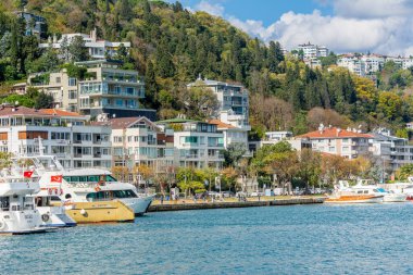 İstanbul 'da antik ve modern yapılara sahip Altın Boynuz şehri. Güneşli bir günde İstanbul Boğazı' ndan gökyüzü bulutlu.