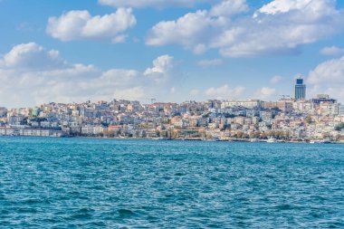 İstanbul 'da antik ve modern yapılara sahip Altın Boynuz şehri. Güneşli bir günde İstanbul Boğazı' ndan gökyüzü bulutlu.