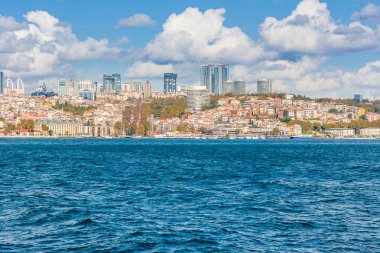 İstanbul 'da antik ve modern yapılara sahip Altın Boynuz şehri. Güneşli bir günde İstanbul Boğazı' ndan gökyüzü bulutlu.