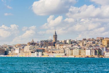  İstanbul, İstanbul 'daki Karaköy' de antik Galata kulesinin bulunduğu Altın Boynuz Kenti, İstanbul, İstanbul ve Türkiye 'deki arka plan bulutlu gökyüzünde yer alan Boğaz' dan