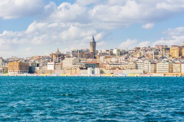  İstanbul, İstanbul 'daki Karaköy' de antik Galata kulesinin bulunduğu Altın Boynuz Kenti, İstanbul, İstanbul ve Türkiye 'deki arka plan bulutlu gökyüzünde yer alan Boğaz' dan