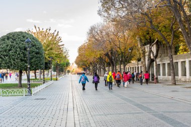  İstanbul Hippodromu 'nu ziyaret eden bir grup turist de sonbaharda İstanbul, Türkiye' de Sultan Ahmet Meydanı 'nı ziyaret etti.