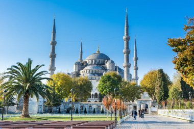  Sultan Ahmet Camii veya Sultan Ahmet Camii olarak da anılan Mavi Cami 'yi ziyaret eden turistler, sonbaharda sabah saatlerinde İstanbul, Türkiye' de güneş ışığı altında ziyaret ediyorlar.