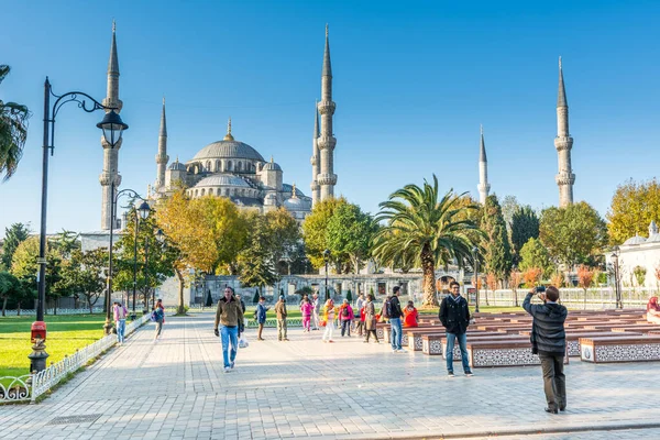 Touristen Besuchen Die Blaue Moschee Auch Sultan Ahmed Moschee Oder — Stockfoto