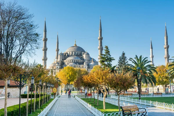 Touristen Besuchen Die Blaue Moschee Auch Sultan Ahmed Moschee Oder — Stockfoto