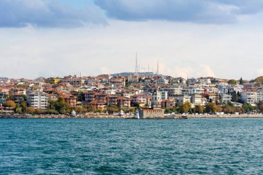 İstanbul 'da antik ve modern yapılara sahip Altın Boynuz şehri. Güneşli bir günde İstanbul Boğazı' ndan gökyüzü bulutlu.