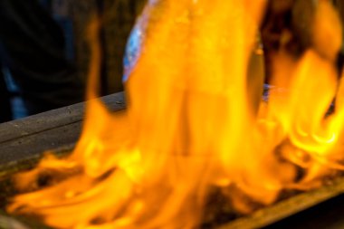 İstanbul ve Türkiye 'deki masada kil çömlekte pişirilen geleneksel Türk Testi kebabının bulanık arkaplanı