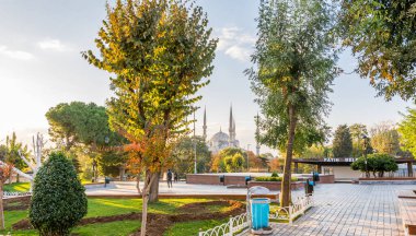 İstanbul Hippodromu, sonbaharda İstanbul 'da sabah saatlerinde Mavili Cami' nin geçmişine sahip Sultan Ahmet Meydanı 'na da isim verdi.