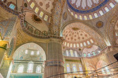  Mavi Cami 'nin iç dekorasyonuna İstanbul' daki Sultan Ahmed Camii veya Sultan Ahmet Camii de adı verildi.