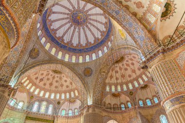  Mavi Cami 'nin iç dekorasyonuna İstanbul' daki Sultan Ahmed Camii veya Sultan Ahmet Camii de adı verildi.