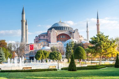 Ayasofya Kutsal Camii 'ne sabah İstanbul, Türkiye' de sonbaharda mavi gökyüzüne karşı