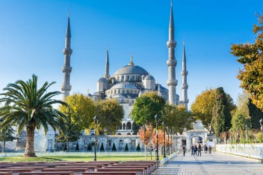  Sultan Ahmet Camii veya Sultan Ahmet Camii olarak da anılan Mavi Cami 'yi ziyaret eden turistler, sonbaharda sabah saatlerinde İstanbul, Türkiye' de güneş ışığı altında ziyaret ediyorlar.