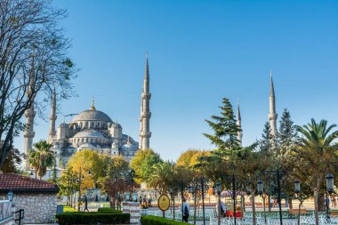 Sultan Ahmet Camii veya Sultan Ahmet Camii olarak da anılan Mavi Cami 'yi ziyaret eden turistler, sonbaharda sabah saatlerinde İstanbul, Türkiye' de güneş ışığı altında ziyaret ediyorlar.