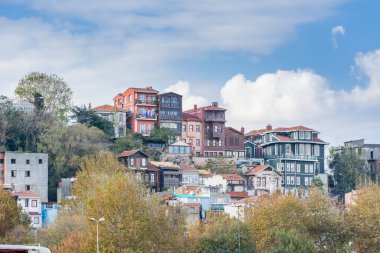 İstanbul 'da antik ve modern yapılara sahip Altın Boynuz şehri. Güneşli bir günde İstanbul Boğazı' ndan gökyüzü bulutlu.