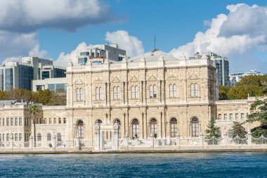 İstanbul Boğazı 'ndaki Dolmabahce Sarayı güneşli bir günde feribottan gökyüzü bulutlu