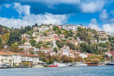İstanbul 'da antik ve modern yapılara sahip Altın Boynuz şehri. Güneşli bir günde İstanbul Boğazı' ndan gökyüzü bulutlu.