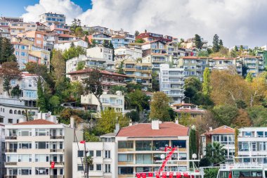 İstanbul 'da antik ve modern yapılara sahip Altın Boynuz şehri. Güneşli bir günde İstanbul Boğazı' ndan gökyüzü bulutlu.