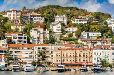İstanbul 'da antik ve modern yapılara sahip Altın Boynuz şehri. Güneşli bir günde İstanbul Boğazı' ndan gökyüzü bulutlu.