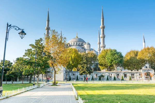  Sultan Ahmet Camii veya Sultan Ahmet Camii olarak da anılan Mavi Cami 'yi ziyaret eden turistler, sonbaharda sabah saatlerinde İstanbul, Türkiye' de güneş ışığı altında ziyaret ediyorlar.